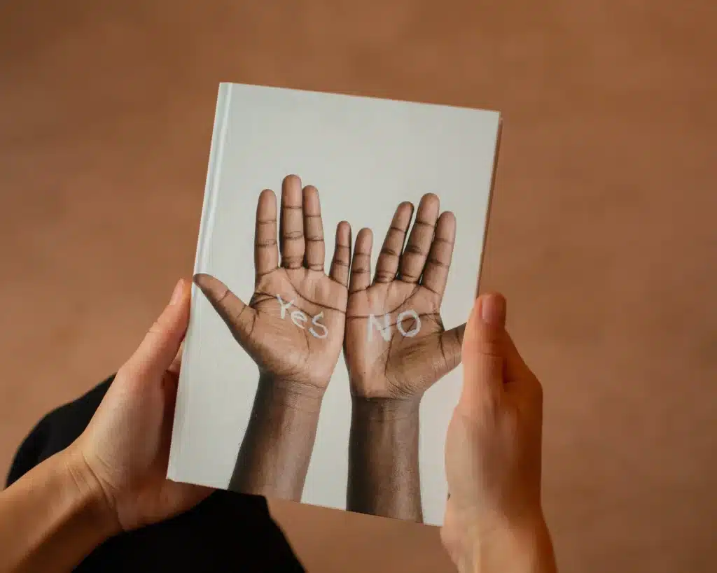 Une photo de deux main formant le mot "Love"